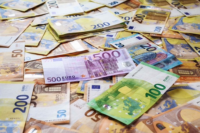 Instructor leading online financial literacy session in Canada